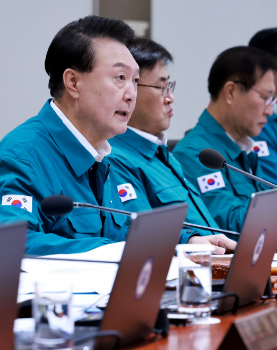 윤석열 대통령이 19일 서울 용산 대통령실 청사에서 열린 을지 및 제36회 국무회의에서 발언하고 있다.<연합뉴스>